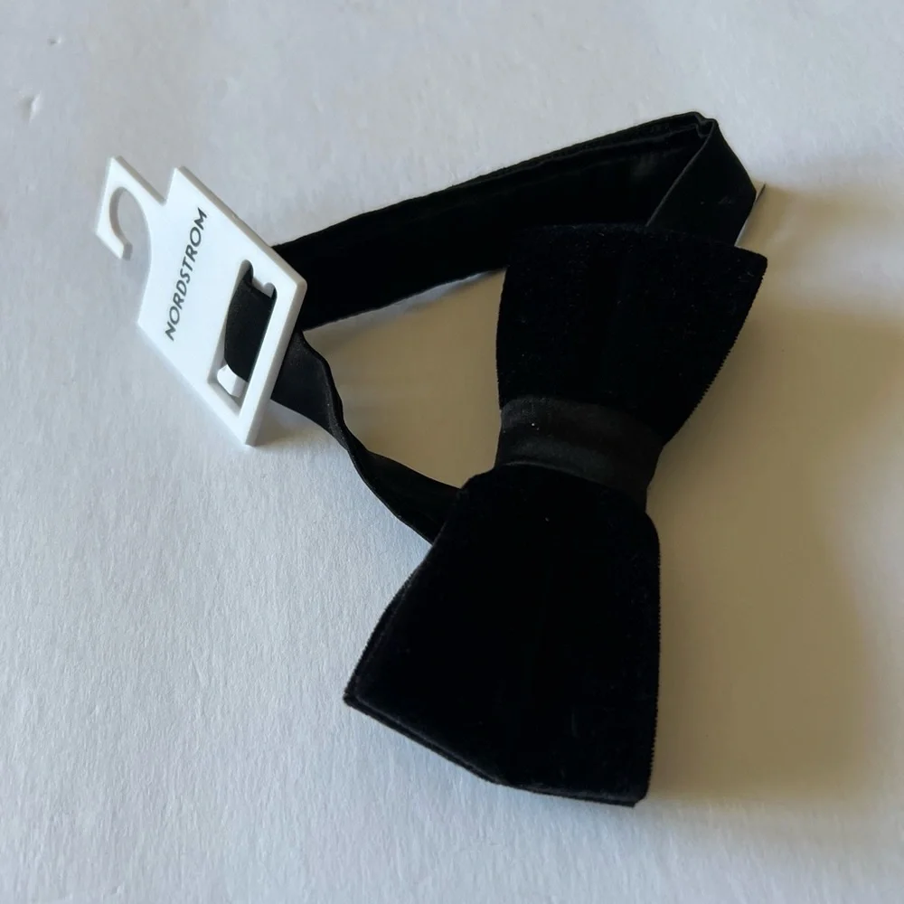 NORDSTROM FAMILY MOMENTS BOYS VELVET PRE-TIED BOW TIE BLACK OS ADJUSTABLE NWT